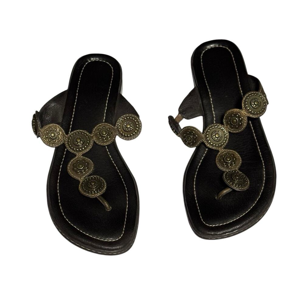 Donald J Pliner 7 1/2 M Sandals Black Leather Brass Medallions Flip Flops Thong